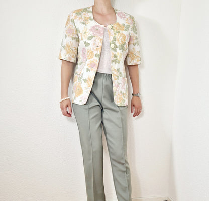 Einzigartiger und nachhaltiger Vintage Blazer mit Blumen. Unique and sustainable vintage blazer with flowers. Model.