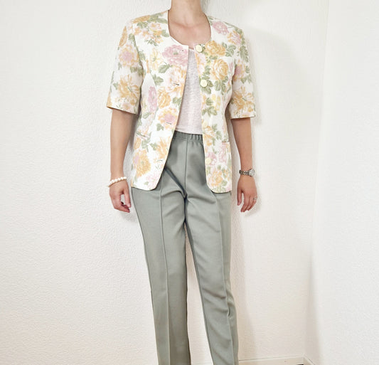 Einzigartiger und nachhaltiger Vintage Blazer mit Blumen. Unique and sustainable vintage blazer with flowers. Model.