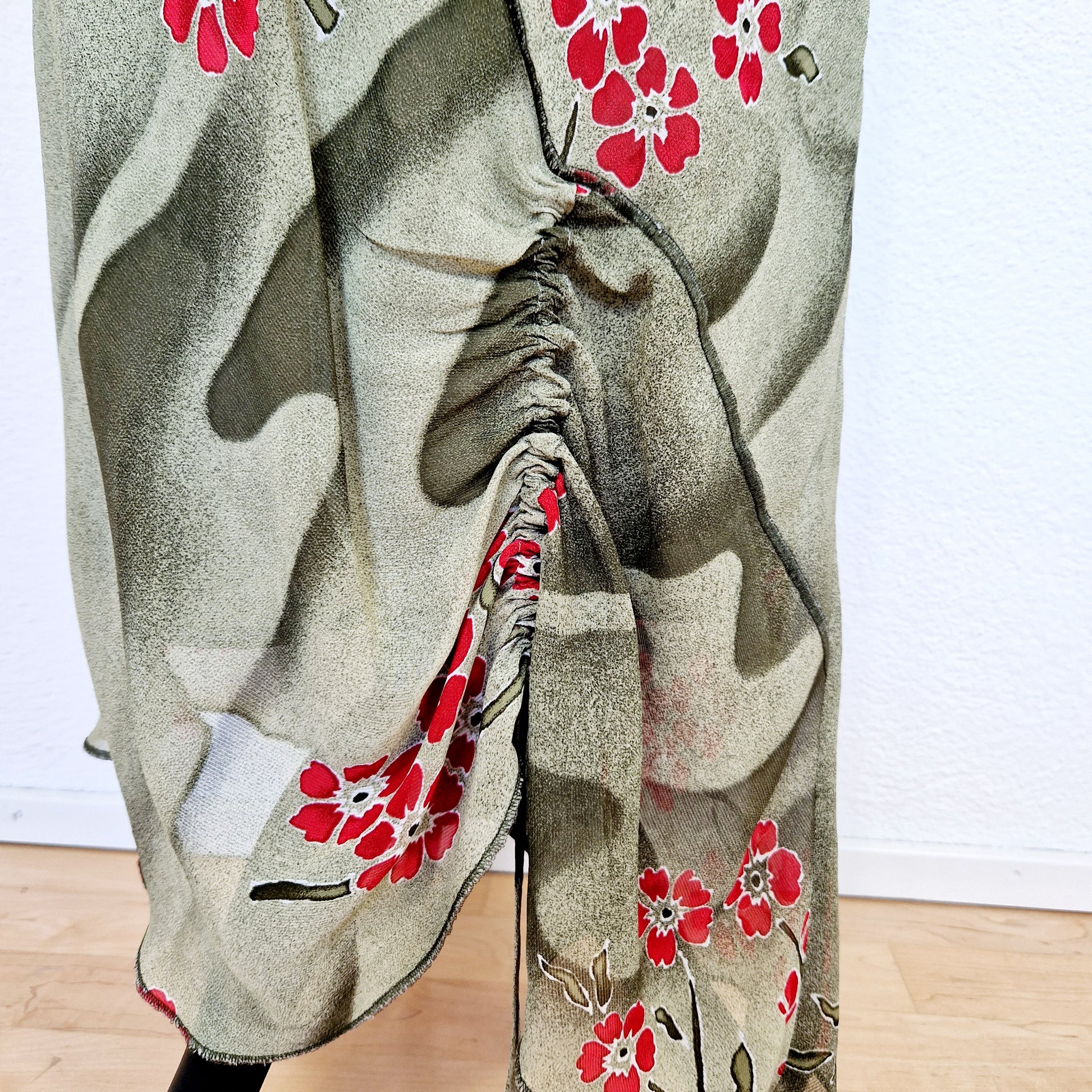 Einzigartiges und nachhaltiges Vintage Set, Rock und T-Shirt, in khaki mit Blumen. Unique and sustainable vintage set, skirt and t-shirt, in khaki with flowers. Close-up.