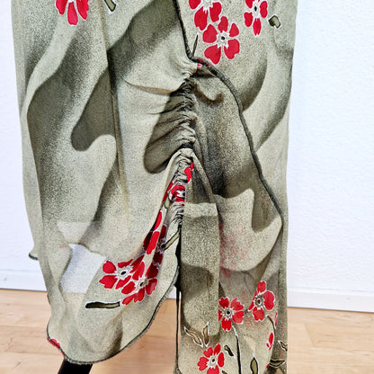 Einzigartiges und nachhaltiges Vintage Set, Rock und T-Shirt, in khaki mit Blumen. Unique and sustainable vintage set, skirt and t-shirt, in khaki with flowers. Close-up.