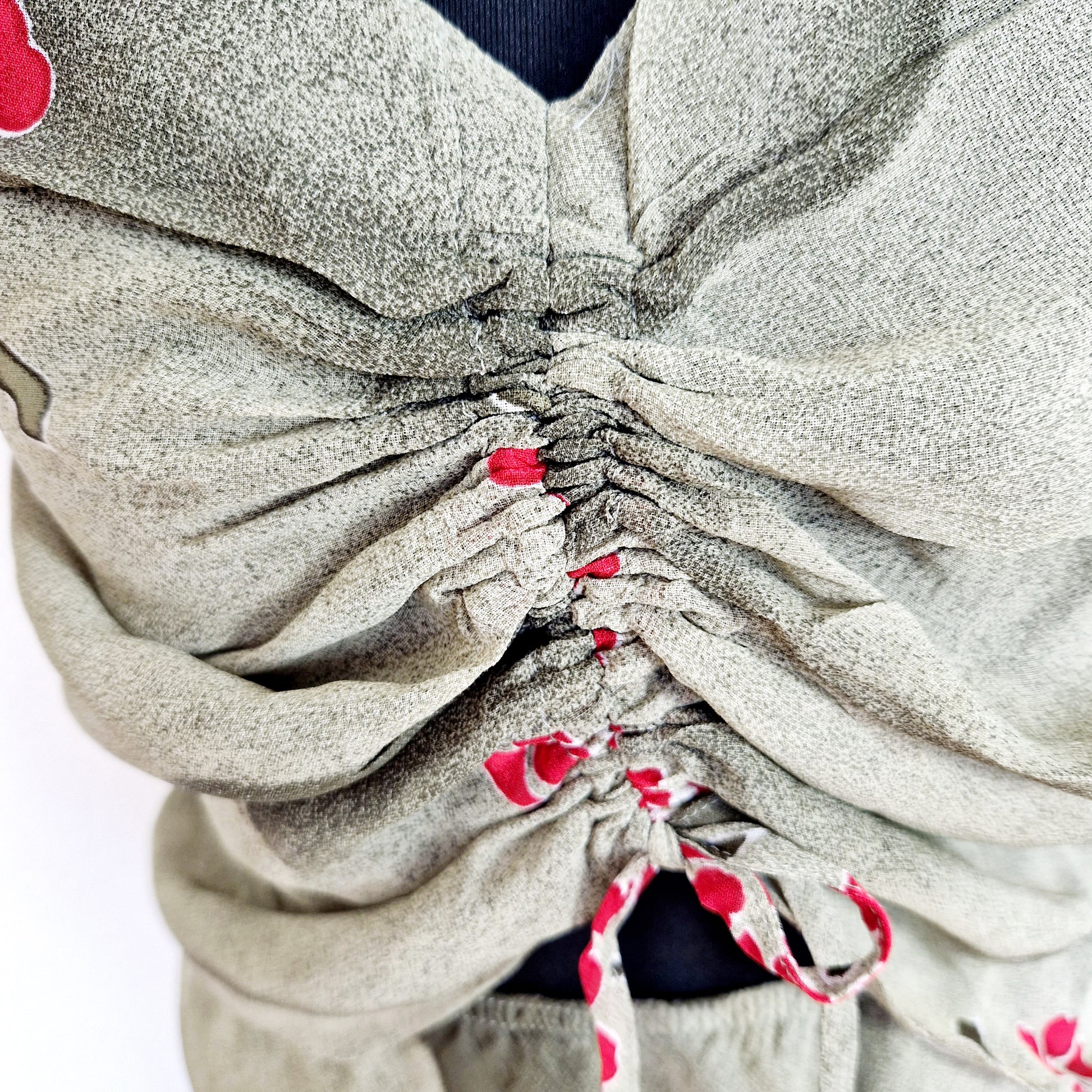 Einzigartiges und nachhaltiges Vintage Set, Rock und T-Shirt, in khaki mit Blumen. Unique and sustainable vintage set, skirt and t-shirt, in khaki with flowers. Rüschung.