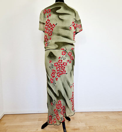 Einzigartiges und nachhaltiges Vintage Set, Rock und T-Shirt, in khaki mit Blumen. Unique and sustainable vintage set, skirt and t-shirt, in khaki with flowers. Back.