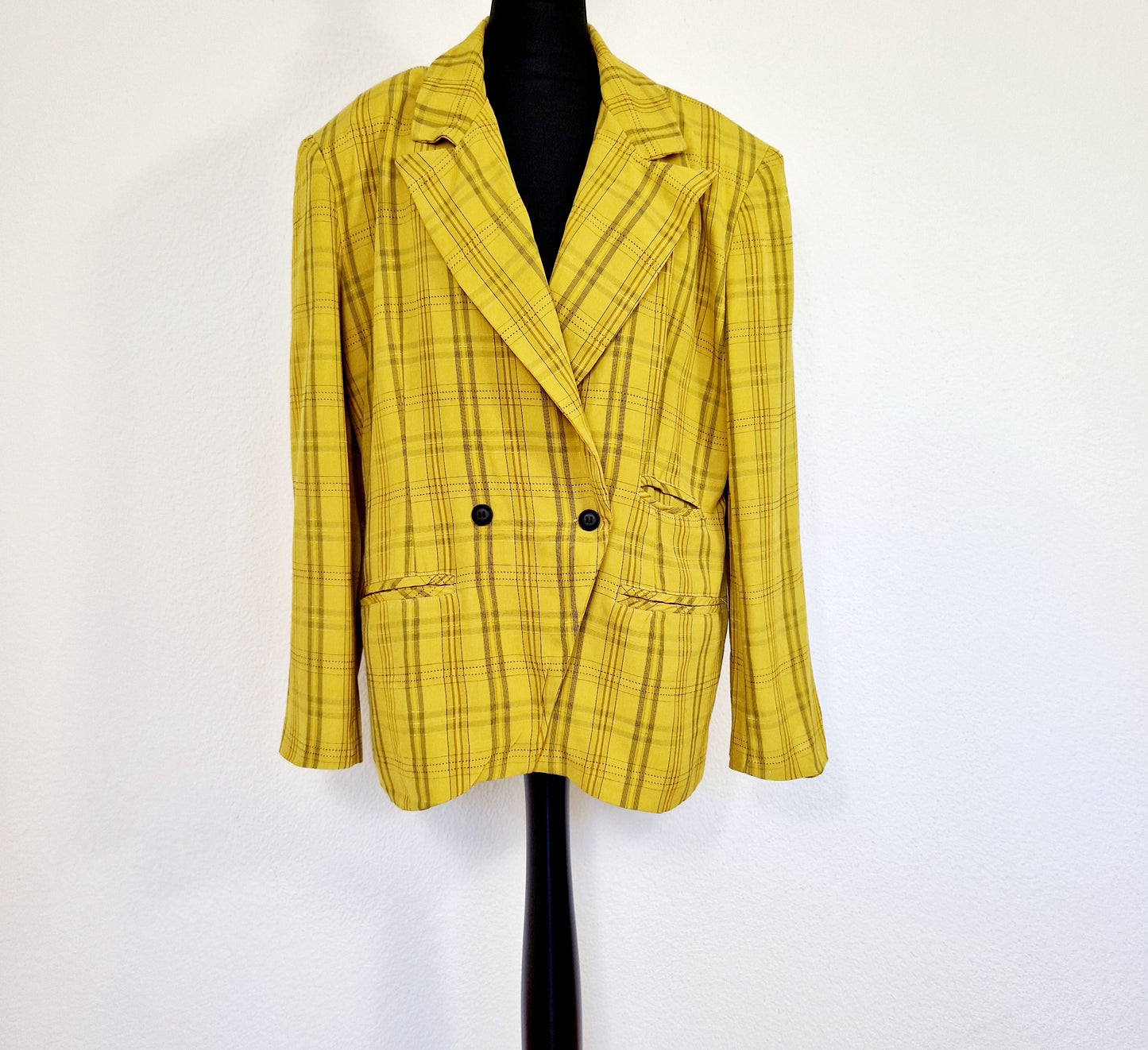 Einzigartiger und nachhaltiger Vintage Blazer in gelb und kariert. Unique and sustainable vintage blazer in yellow and check. Front.