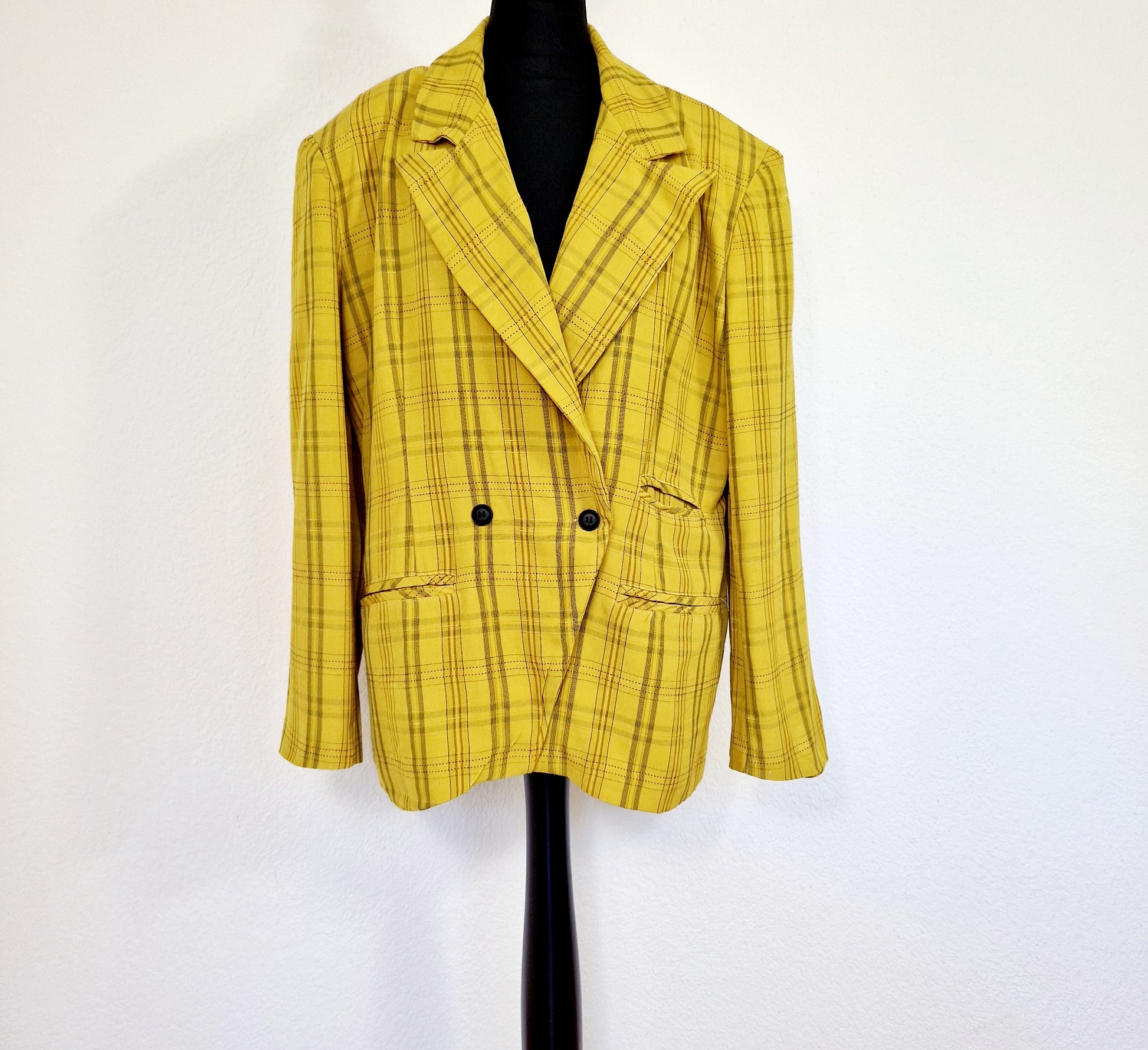 Einzigartiger und nachhaltiger Vintage Blazer in gelb und kariert. Unique and sustainable vintage blazer in yellow and check. Front.