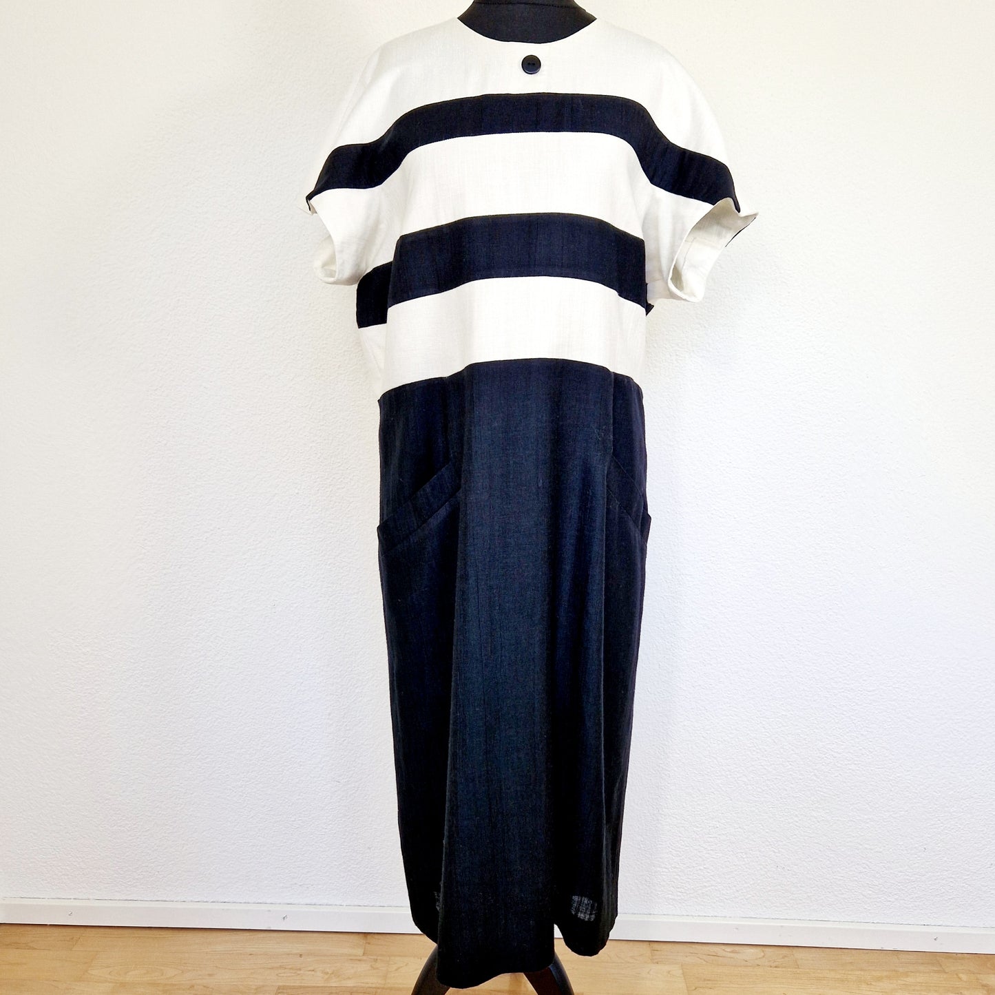 Einzigartiges und nachhaltiges Vintage Kleid in schwarz mit Streifen. Unique and sustainable vintage dress in black with stripes. Front.