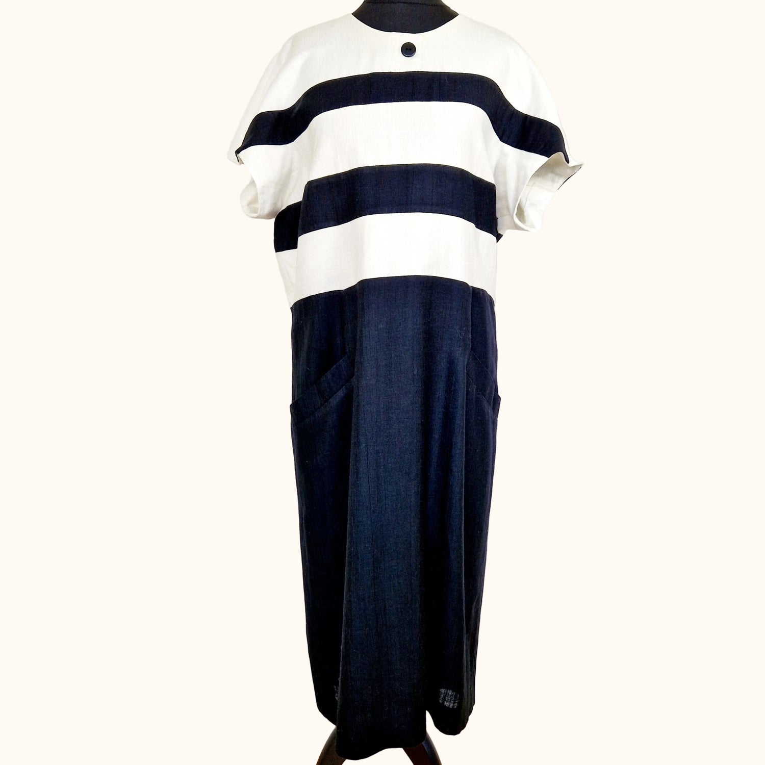 Einzigartiges und nachhaltiges Vintage Kleid in schwarz mit Streifen. Unique and sustainable vintage dress in black with stripes. Front.