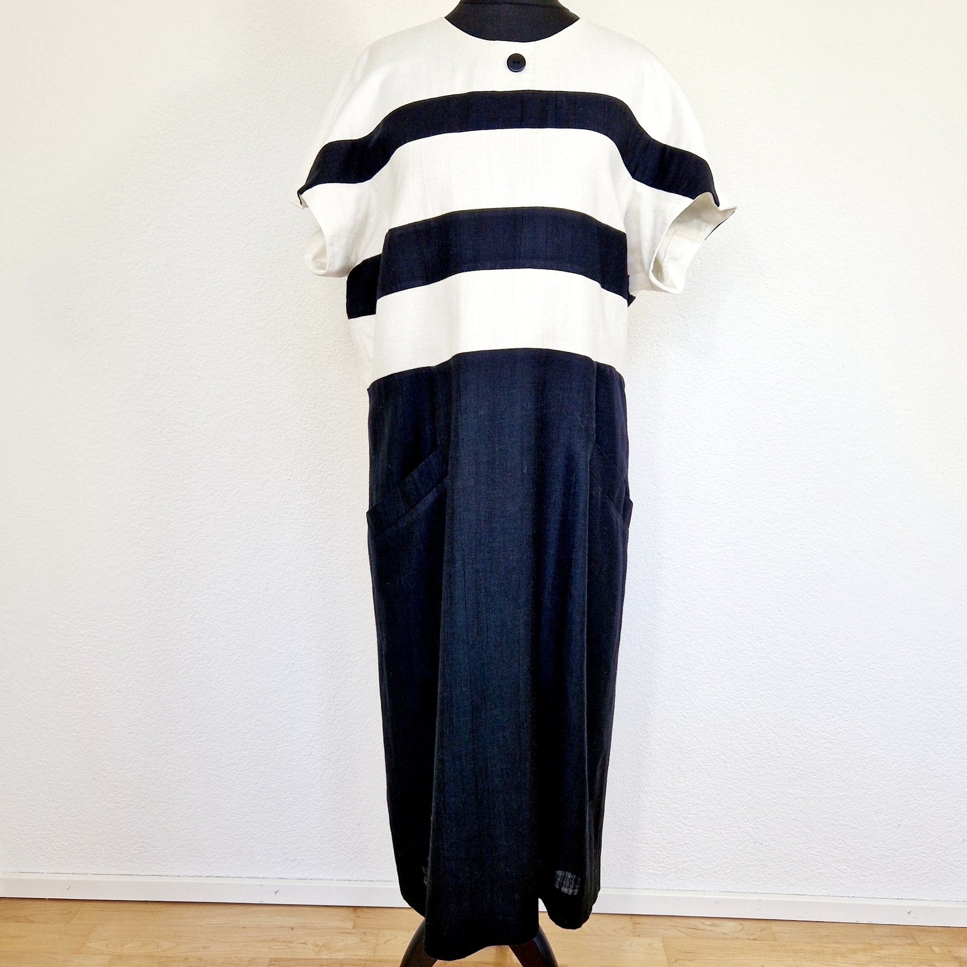 Einzigartiges und nachhaltiges Vintage Kleid in schwarz mit Streifen. Unique and sustainable vintage dress in black with stripes. Front.