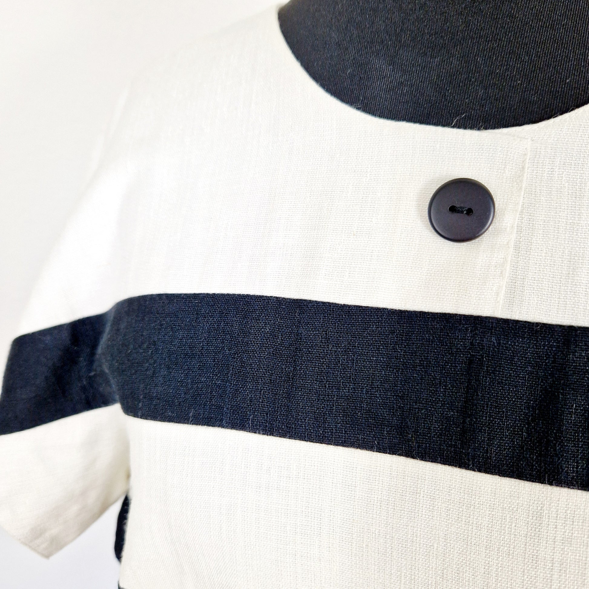 Einzigartiges und nachhaltiges Vintage Kleid in schwarz mit Streifen. Unique and sustainable vintage dress in black with stripes. Close-up.