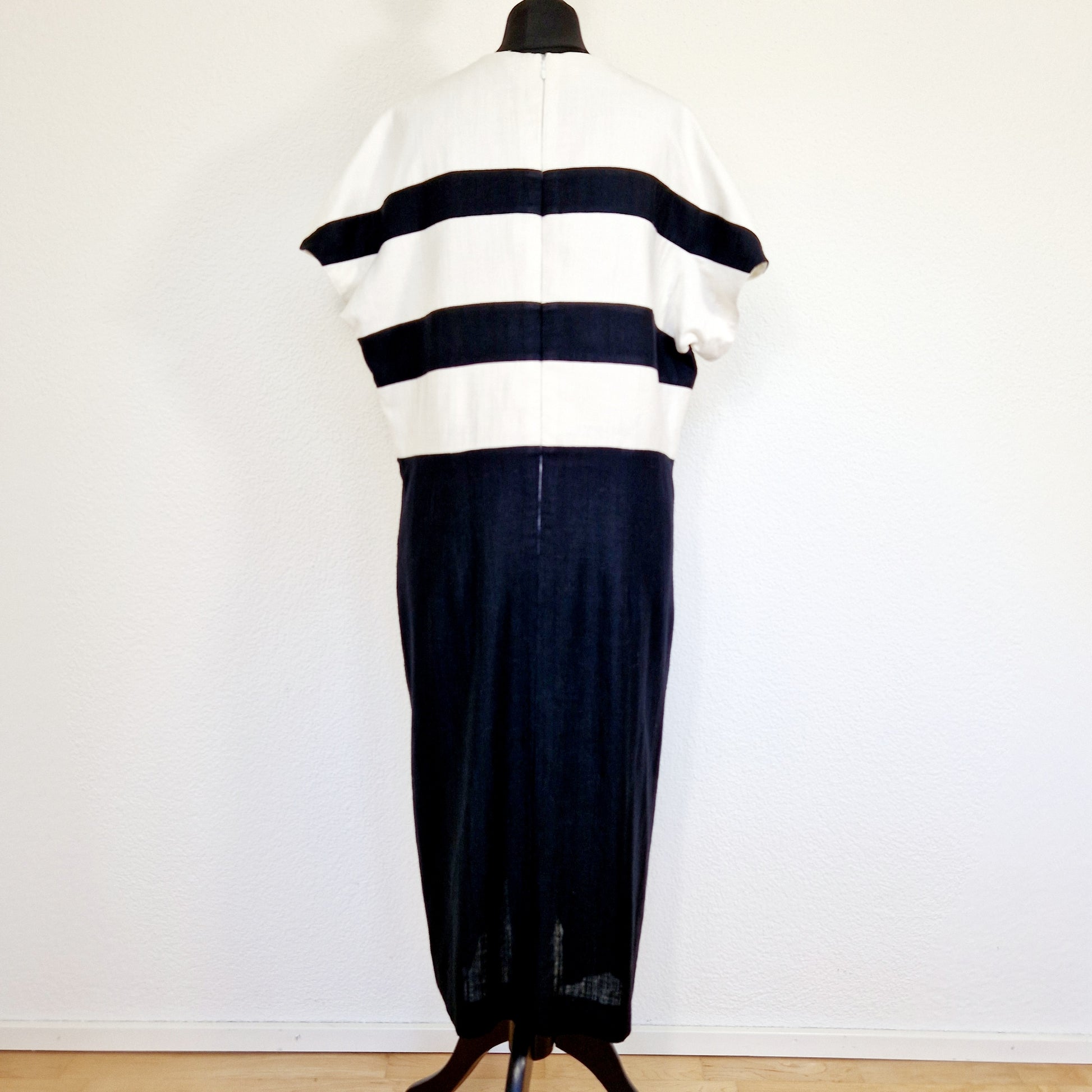 Einzigartiges und nachhaltiges Vintage Kleid in schwarz mit Streifen. Unique and sustainable vintage dress in black with stripes. Back.