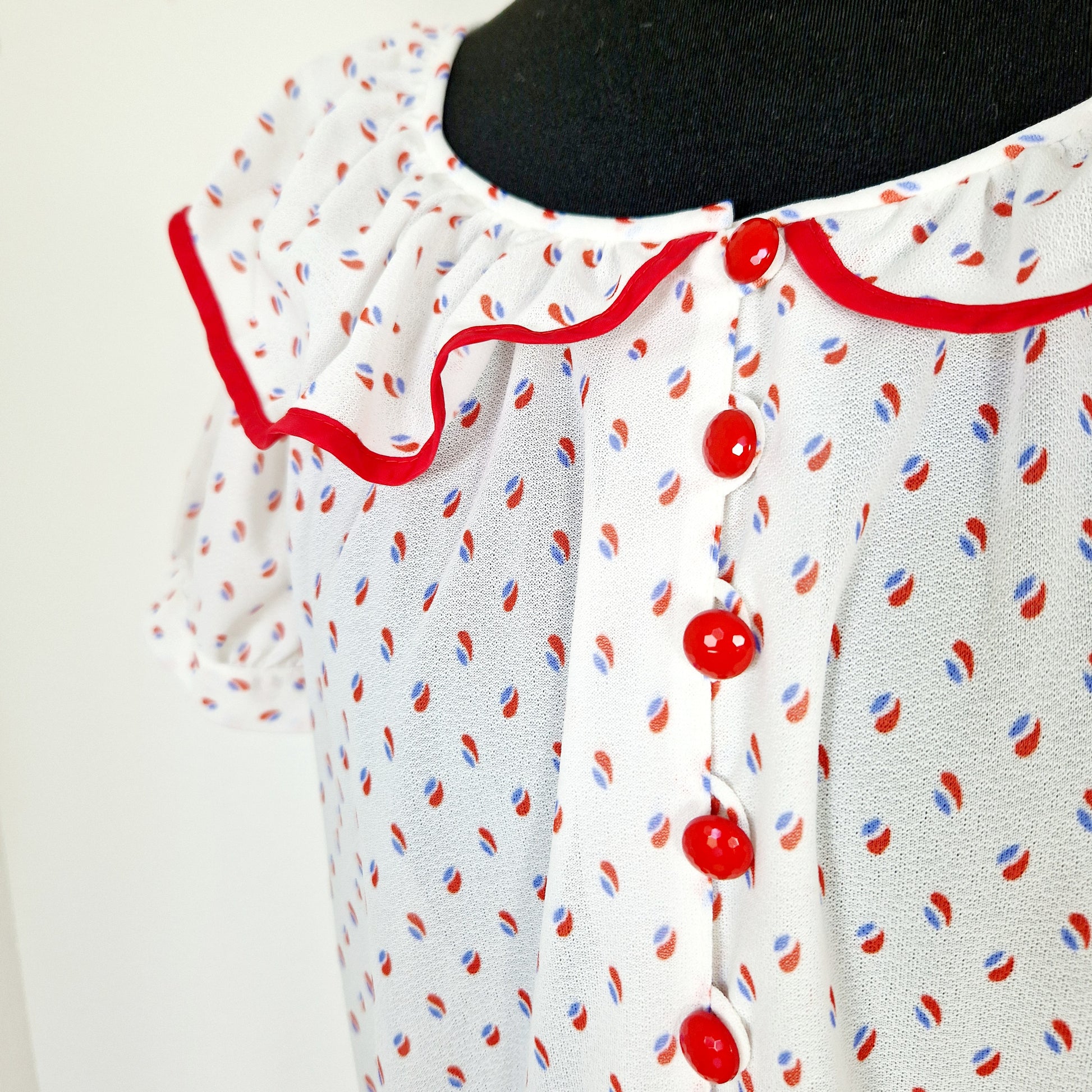 Einzigartiges und nachhaltiges Vintage Kleid in weiss mit Punkten. Unique and sustainable vintage dress in white with dots. Close-up.