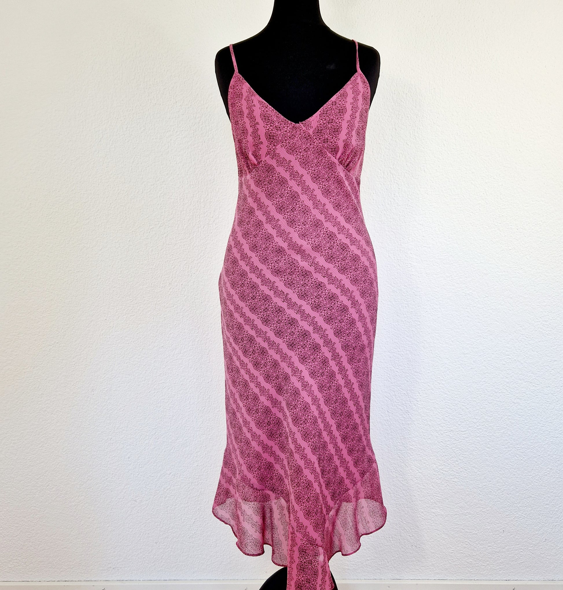 Einzigartiges und nachhaltiges Vintage Kleid in pink. Unique and sustainable vintage dress in pink. Front.