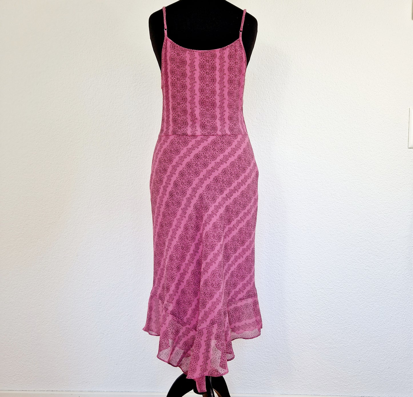 Einzigartiges und nachhaltiges Vintage Kleid in pink. Unique and sustainable vintage dress in pink. Back.