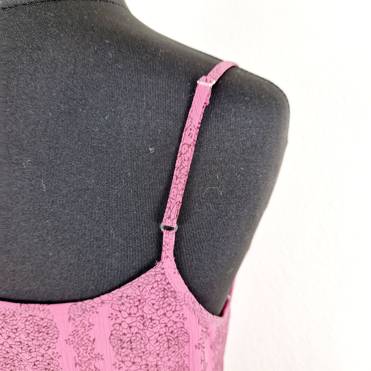 Einzigartiges und nachhaltiges Vintage Kleid in pink. Unique and sustainable vintage dress in pink. Close-up.