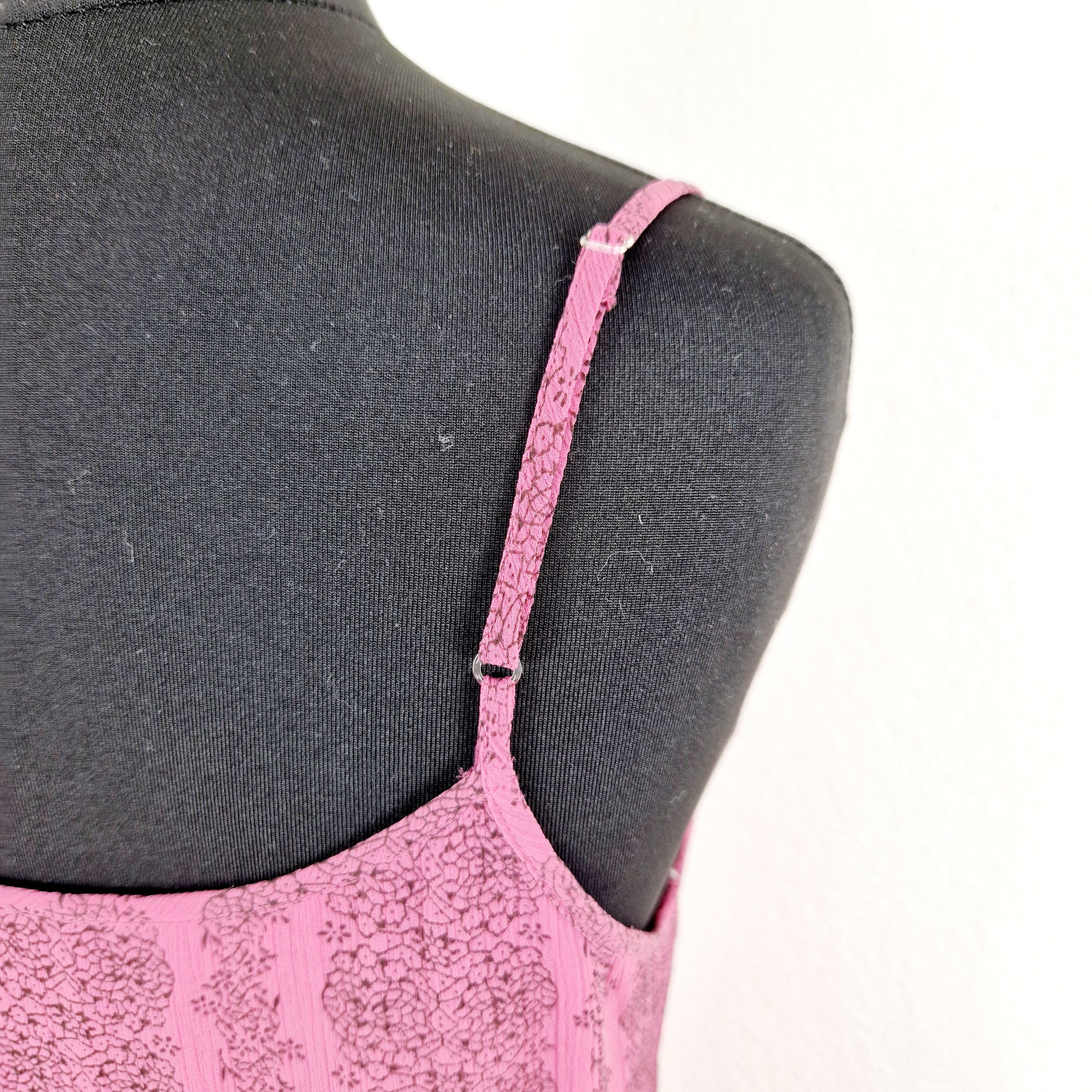 Einzigartiges und nachhaltiges Vintage Kleid in pink. Unique and sustainable vintage dress in pink. Close-up.