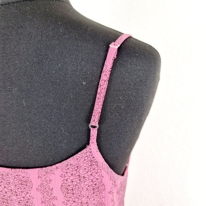 Einzigartiges und nachhaltiges Vintage Kleid in pink. Unique and sustainable vintage dress in pink. Close-up.