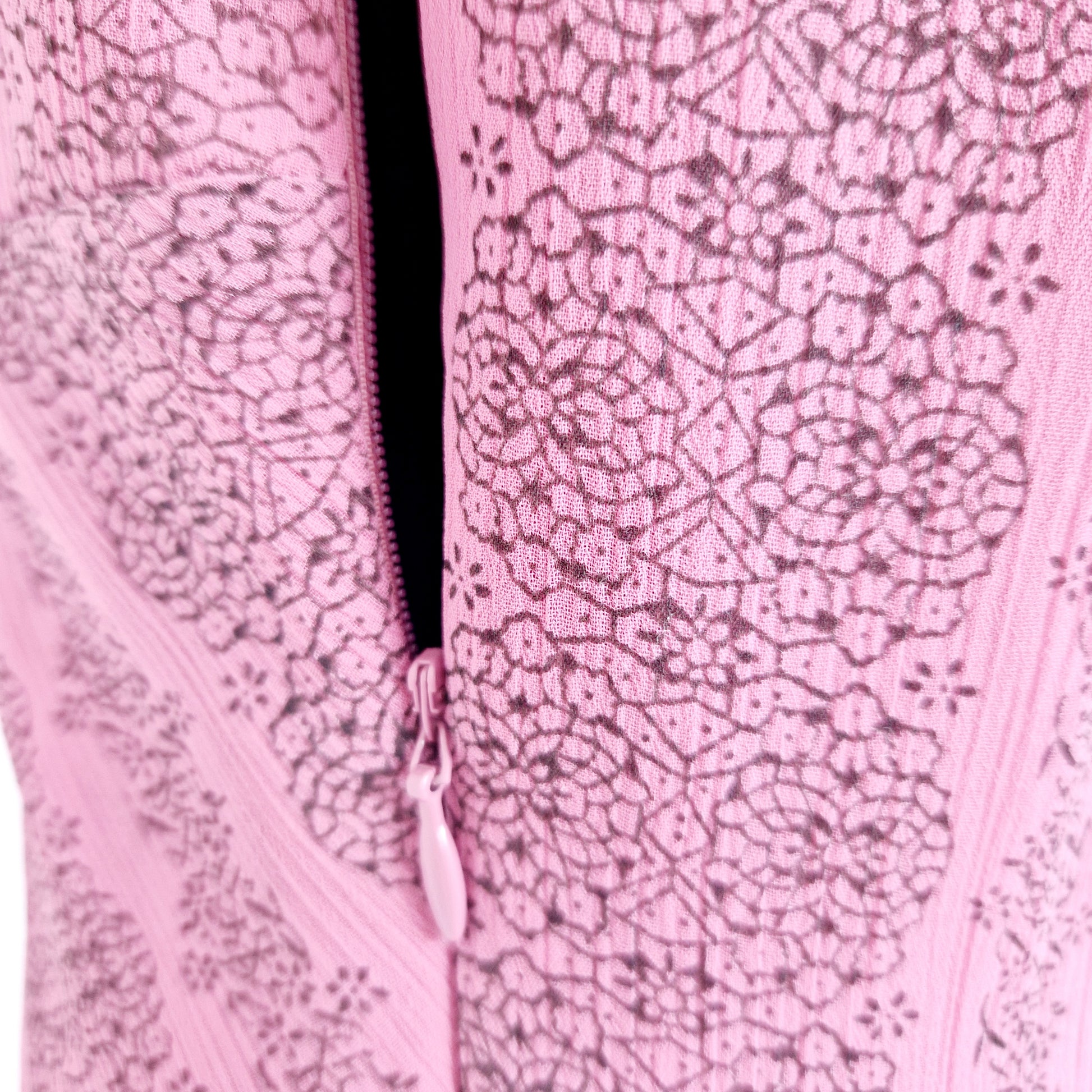 Einzigartiges und nachhaltiges Vintage Kleid in pink. Unique and sustainable vintage dress in pink. Zipper.