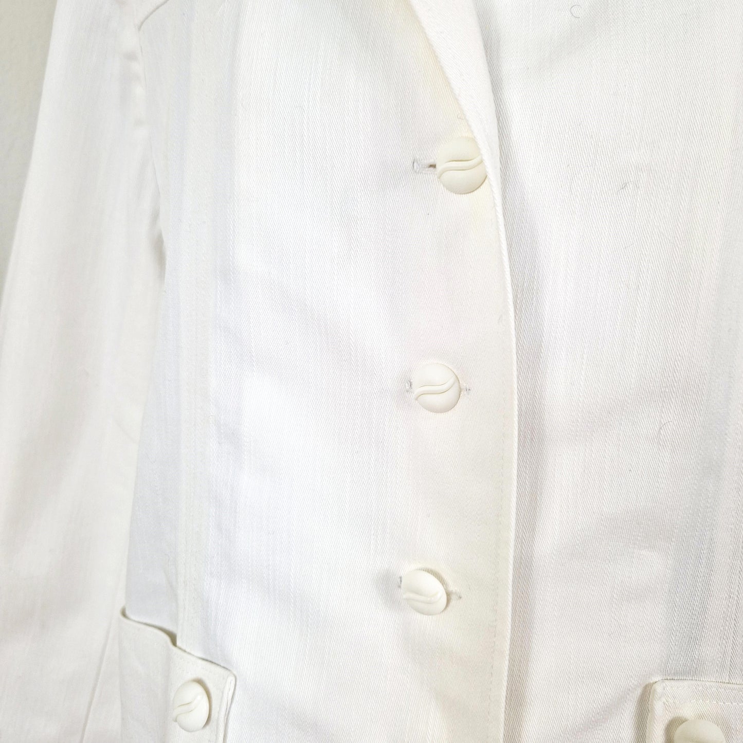 Einzigartiger und nachhaltiger Vintage Blazer in weiss. Unique and sustainable vintage blazer in white. Close-up.