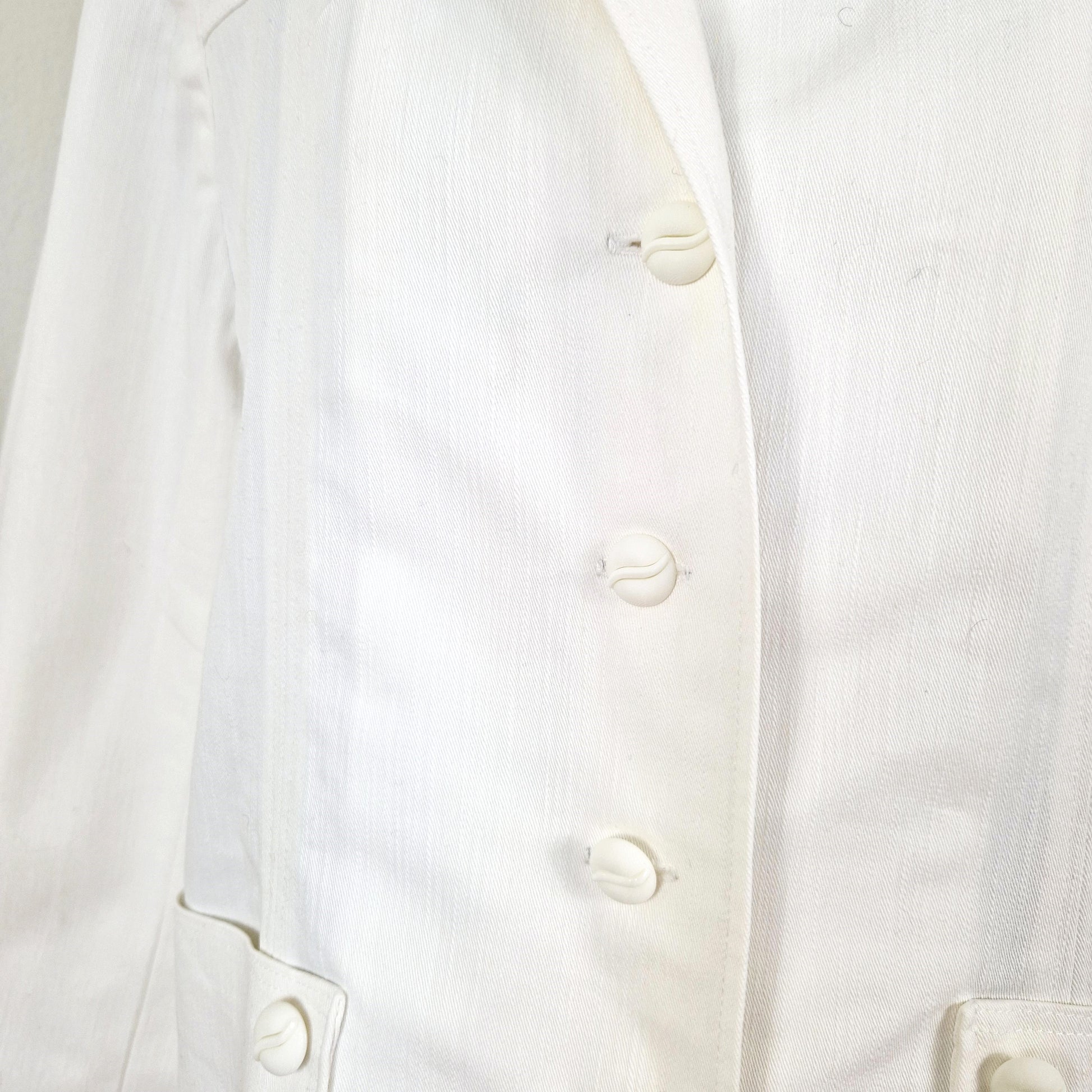 Einzigartiger und nachhaltiger Vintage Blazer in weiss. Unique and sustainable vintage blazer in white. Close-up.