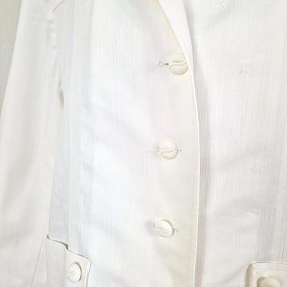 Einzigartiger und nachhaltiger Vintage Blazer in weiss. Unique and sustainable vintage blazer in white. Close-up.