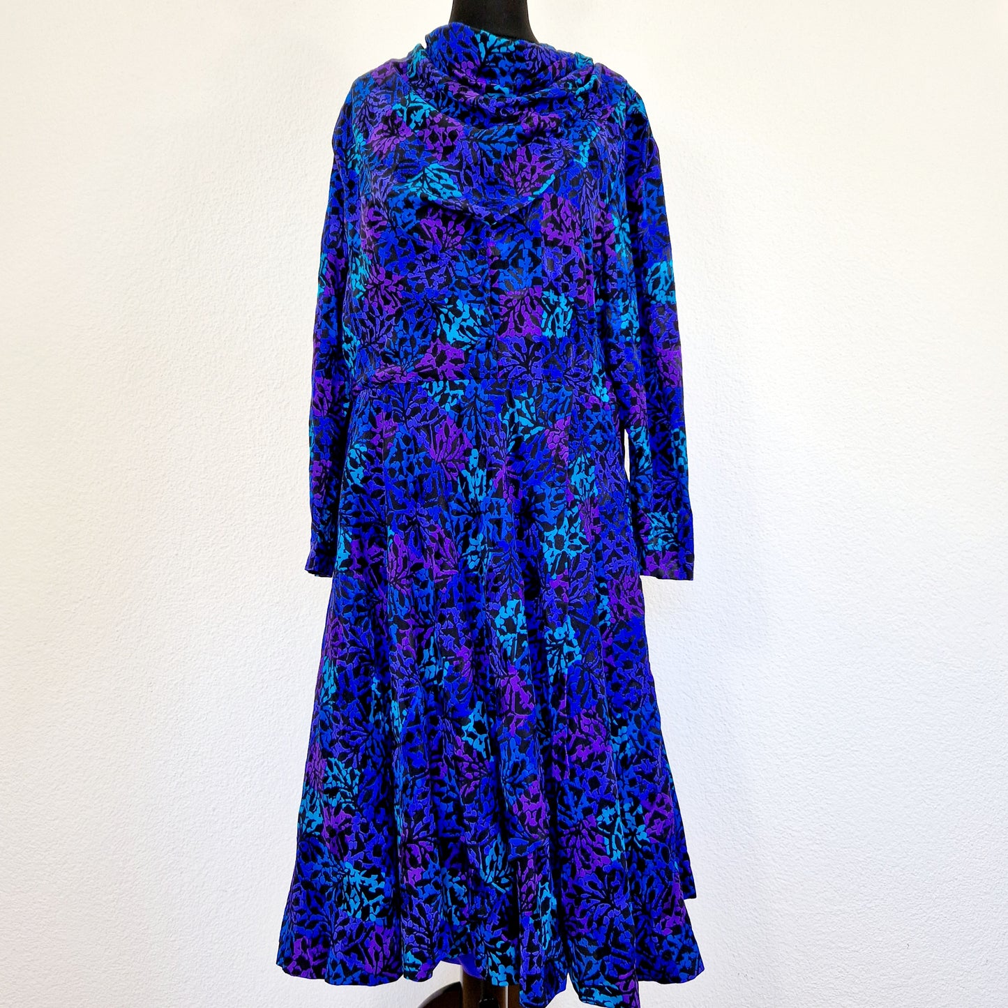 Einzigartiges und nachhaltiges Vintage Kleid in blau-violett-türkis mit Kragen. Unique and sustainable vintage dress in blue-purple-turquoise with collar. Front.