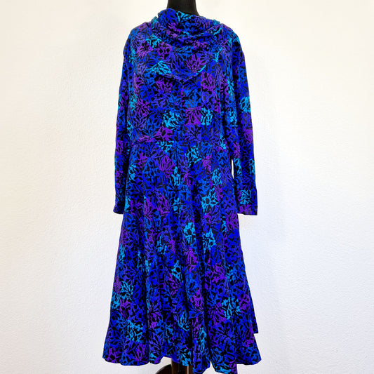 Einzigartiges und nachhaltiges Vintage Kleid in blau-violett-türkis mit Kragen. Unique and sustainable vintage dress in blue-purple-turquoise with collar. Front.