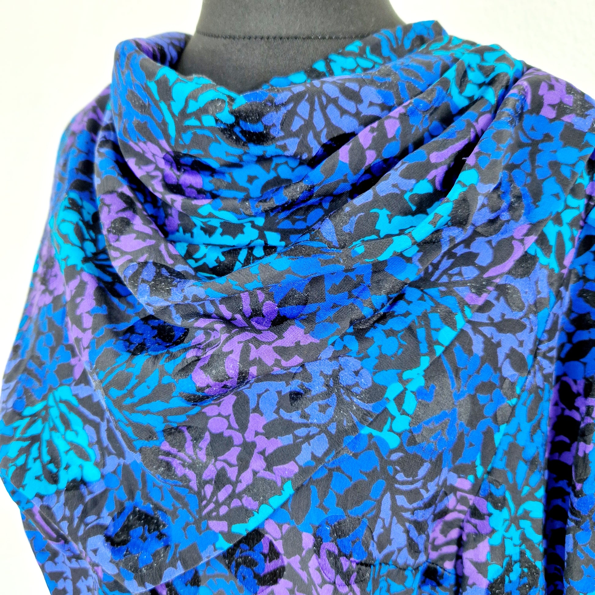 Einzigartiges und nachhaltiges Vintage Kleid in blau-violett-türkis mit Kragen. Unique and sustainable vintage dress in blue-purple-turquoise with collar. Close-up.