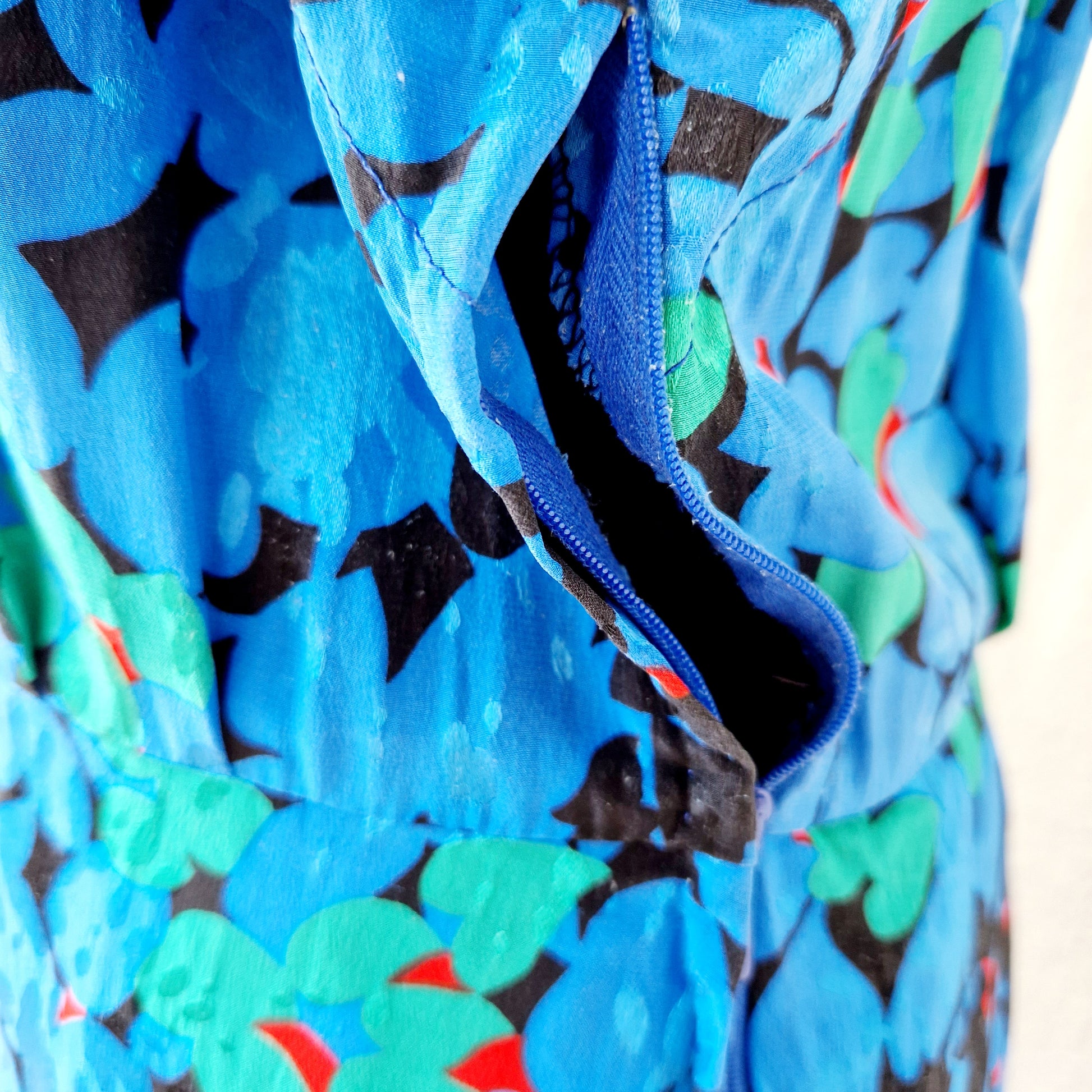 Einzigartiges und nachhaltiges Vintage Kleid in blau-grün-rot mit Blättern. Unique and sustainable vintage dress in blue-green-red with leaves. Zipper..