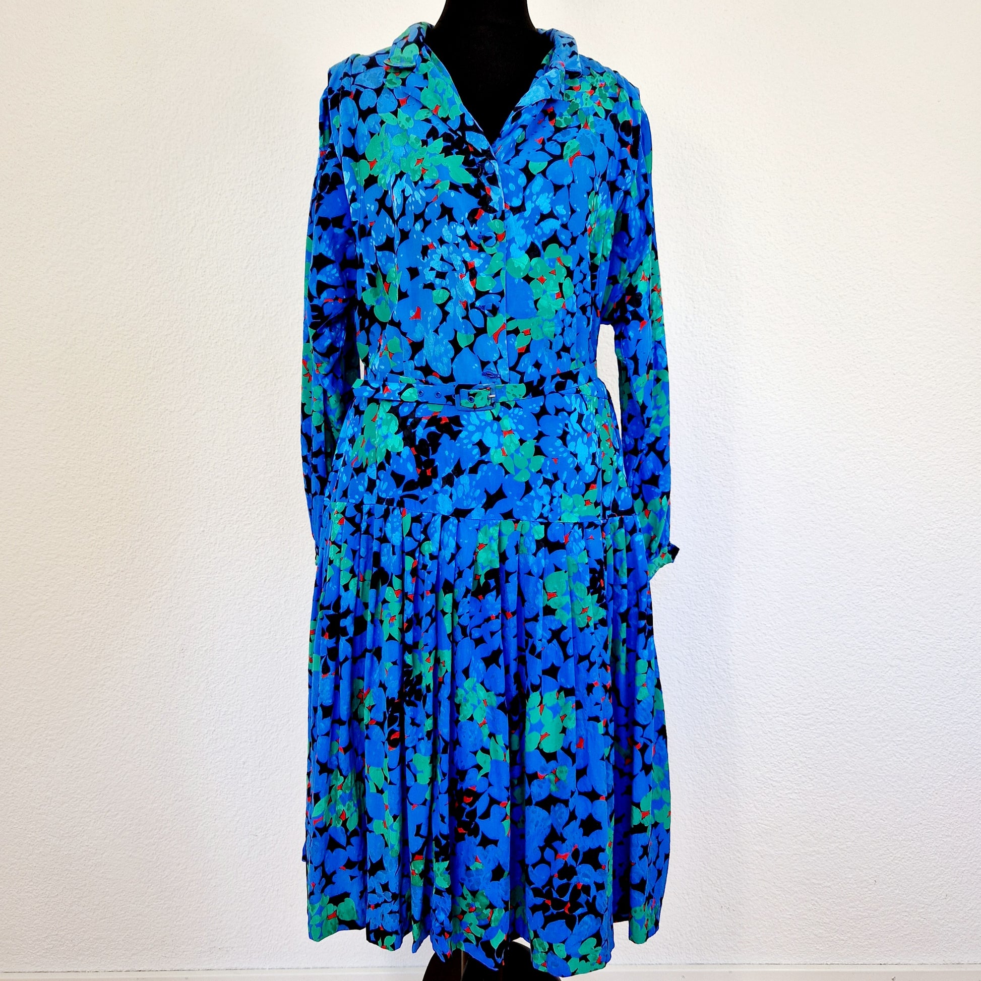 Einzigartiges und nachhaltiges Vintage Kleid in blau-grün-rot mit Blättern. Unique and sustainable vintage dress in blue-green-red with leaves. Front.