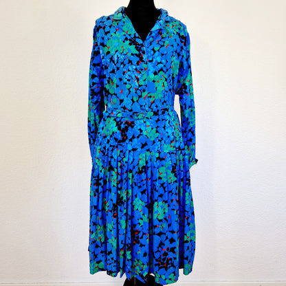 Einzigartiges und nachhaltiges Vintage Kleid in blau-grün-rot mit Blättern. Unique and sustainable vintage dress in blue-green-red with leaves. Front.