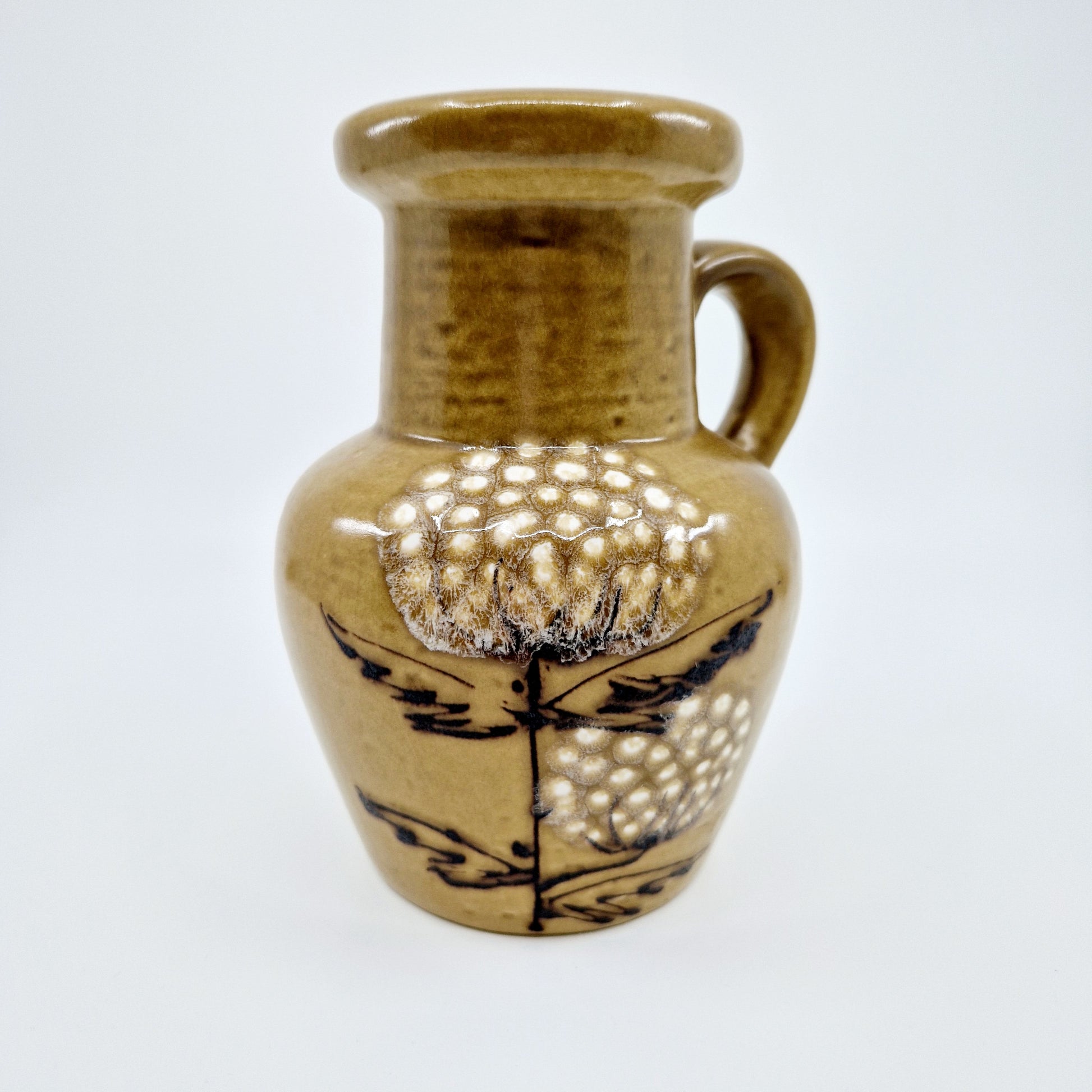 Einzigartige und nachhaltige Vintage Vase mit Löwenzahn. Unique and sustainable vintage vase with dandelion. Front.