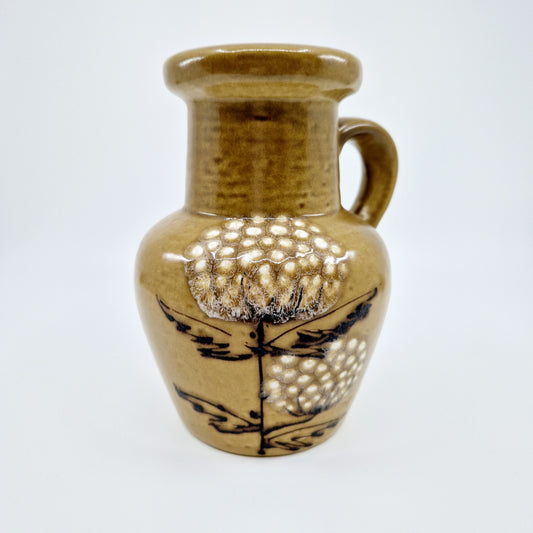 Einzigartige und nachhaltige Vintage Vase mit Löwenzahn. Unique and sustainable vintage vase with dandelion. Front.