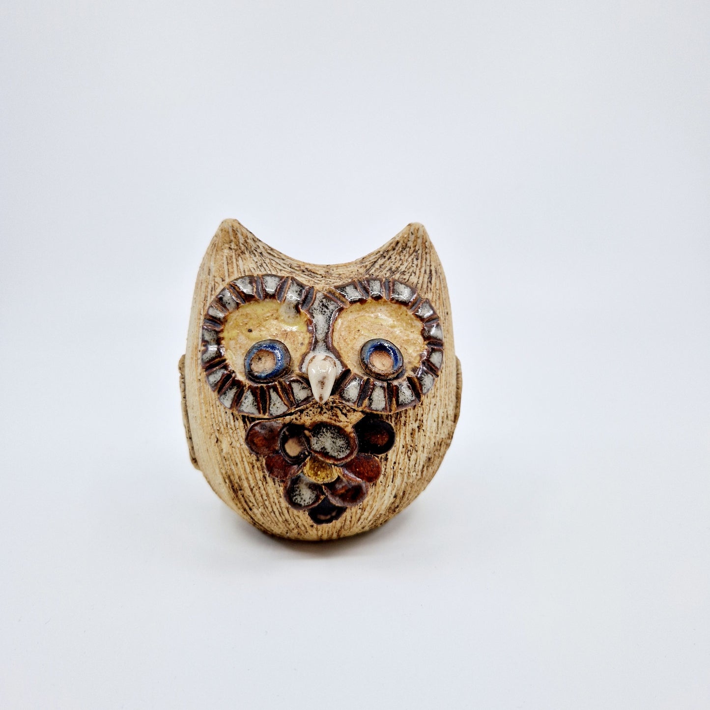 Einzigartige und nachhaltige Vintage Eulen Figur. Unique and sustainable vintage owl figure. Front.