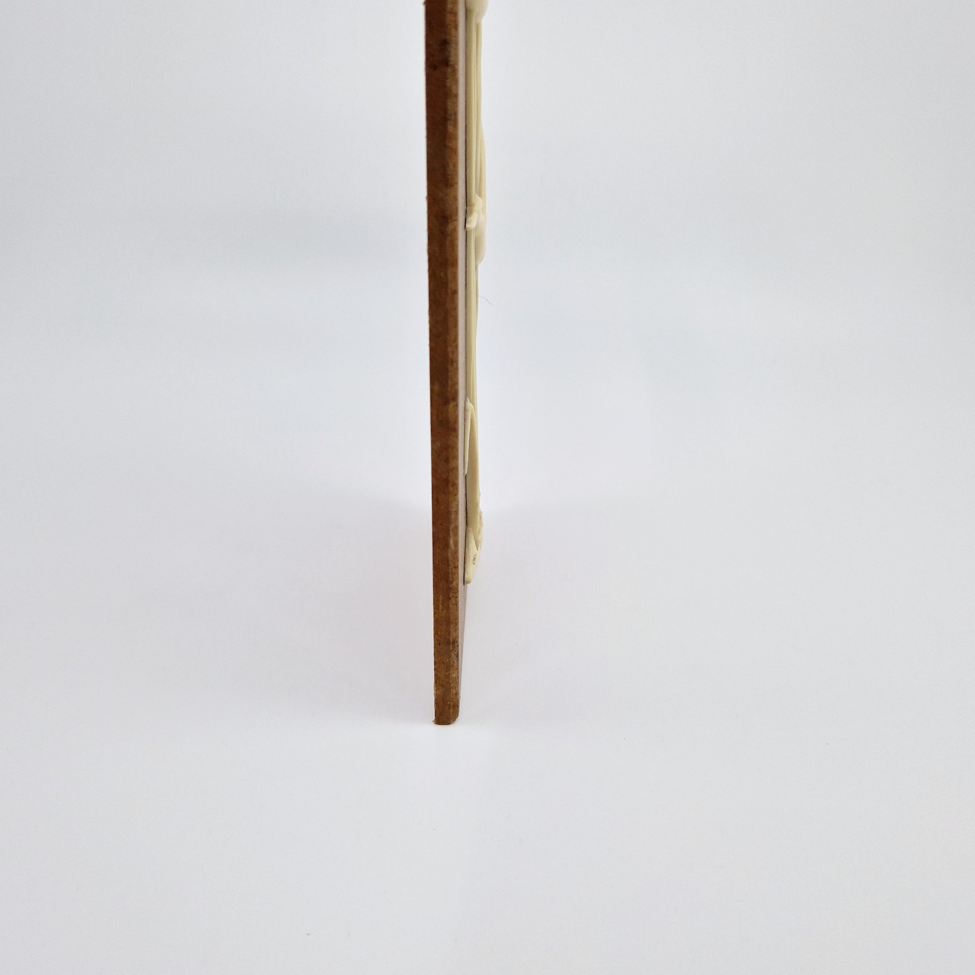 Einzigartiger und nachhaltiger Zeitchriftenhänger. Unique and sustainable magazine rack. Side.