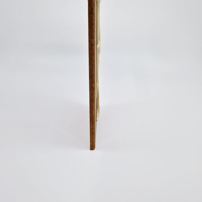 Einzigartiger und nachhaltiger Zeitchriftenhänger. Unique and sustainable magazine rack. Side.