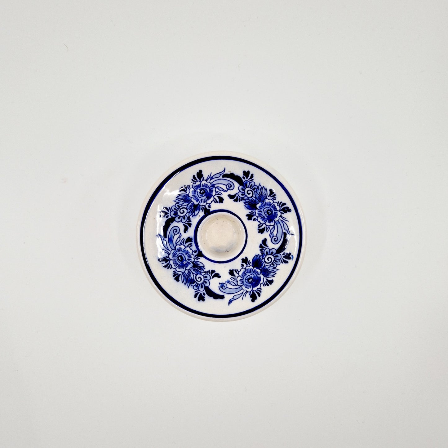 Einzigartiger und nachhaltiger Vintage Kerzenständer in blau-weiss. Unique and sustainable vintage candle holder in blue and white. Above.