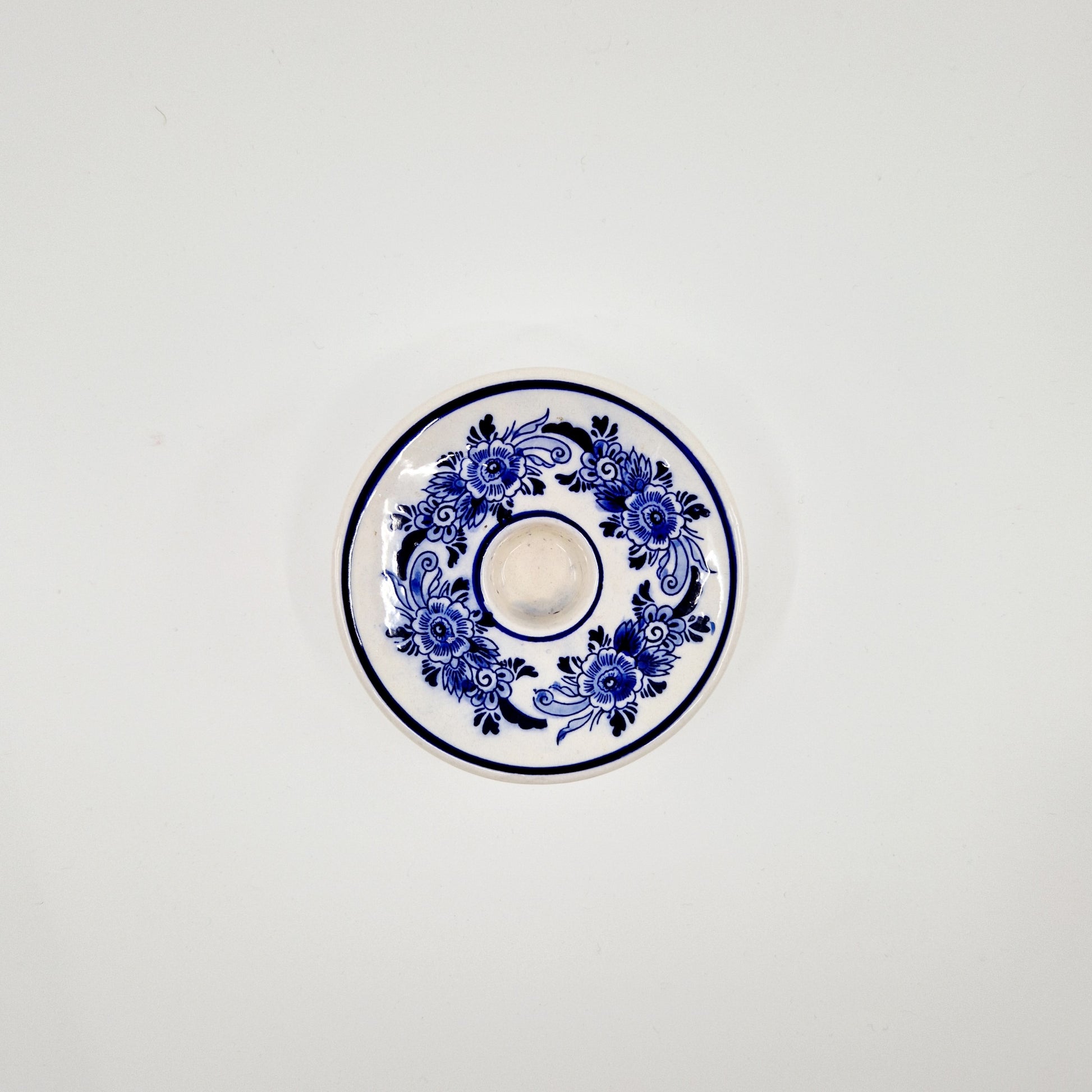Einzigartiger und nachhaltiger Vintage Kerzenständer in blau-weiss. Unique and sustainable vintage candle holder in blue and white. Above.