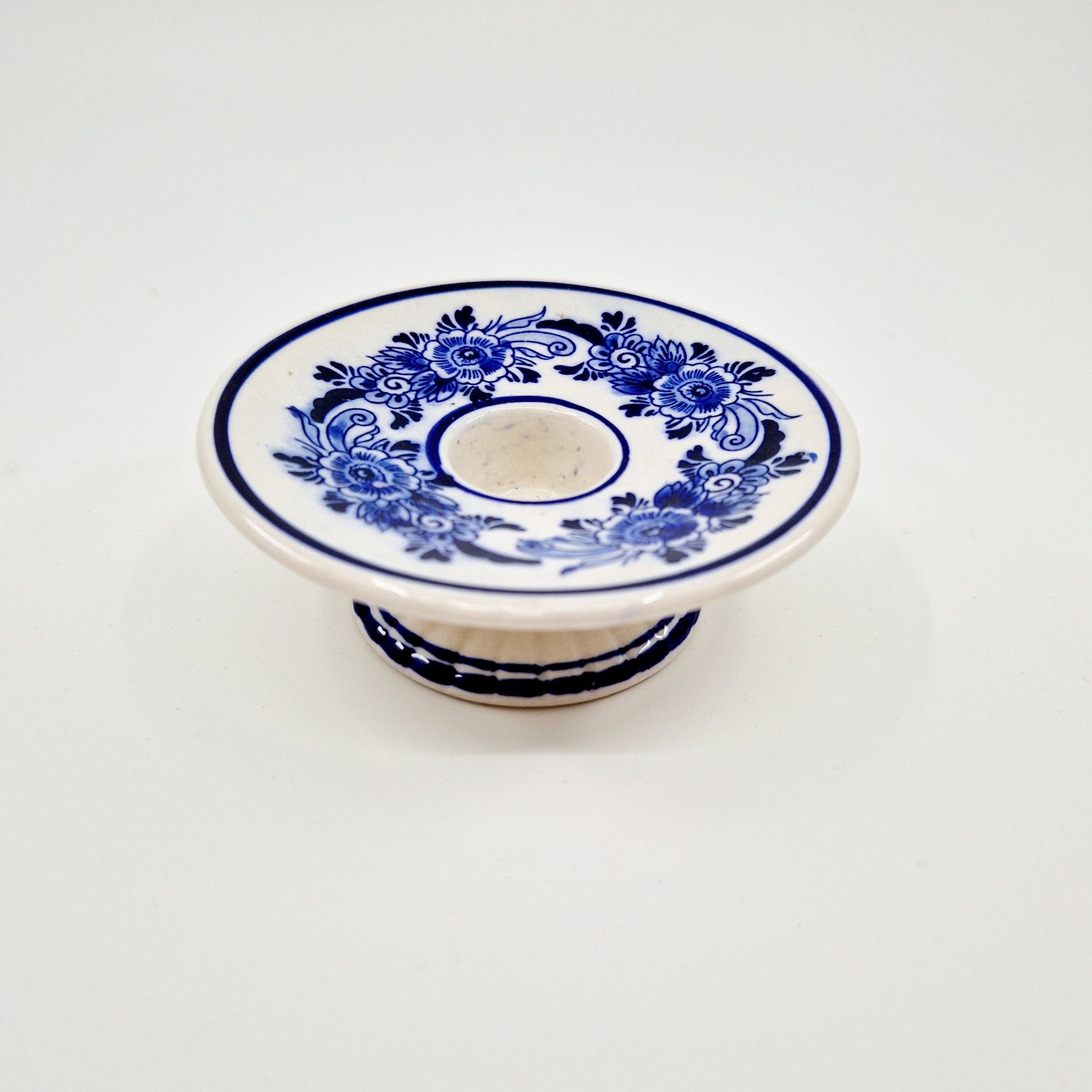 Einzigartiger und nachhaltiger Vintage Kerzenständer in blau-weiss. Unique and sustainable vintage candle holder in blue and white. Front.