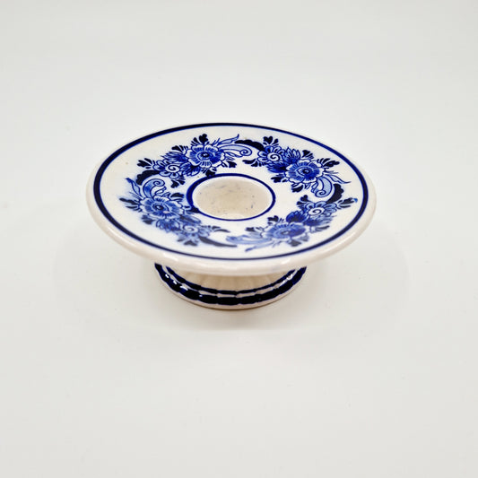 Einzigartiger und nachhaltiger Vintage Kerzenständer in blau-weiss. Unique and sustainable vintage candle holder in blue and white. Front.