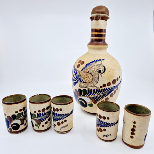 Einzigartiges und nachhaltiges Vintage Set mit Krug und 5 Bechern mit Taube. Unique and sustainable vintage set with a pitcher and 5 cups with pigeon. Front.