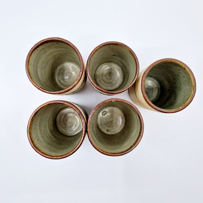 Einzigartiges und nachhaltiges Vintage Set mit Krug und 5 Bechern mit Taube. Unique and sustainable vintage set with a pitcher and 5 cups with pigeon. Above.