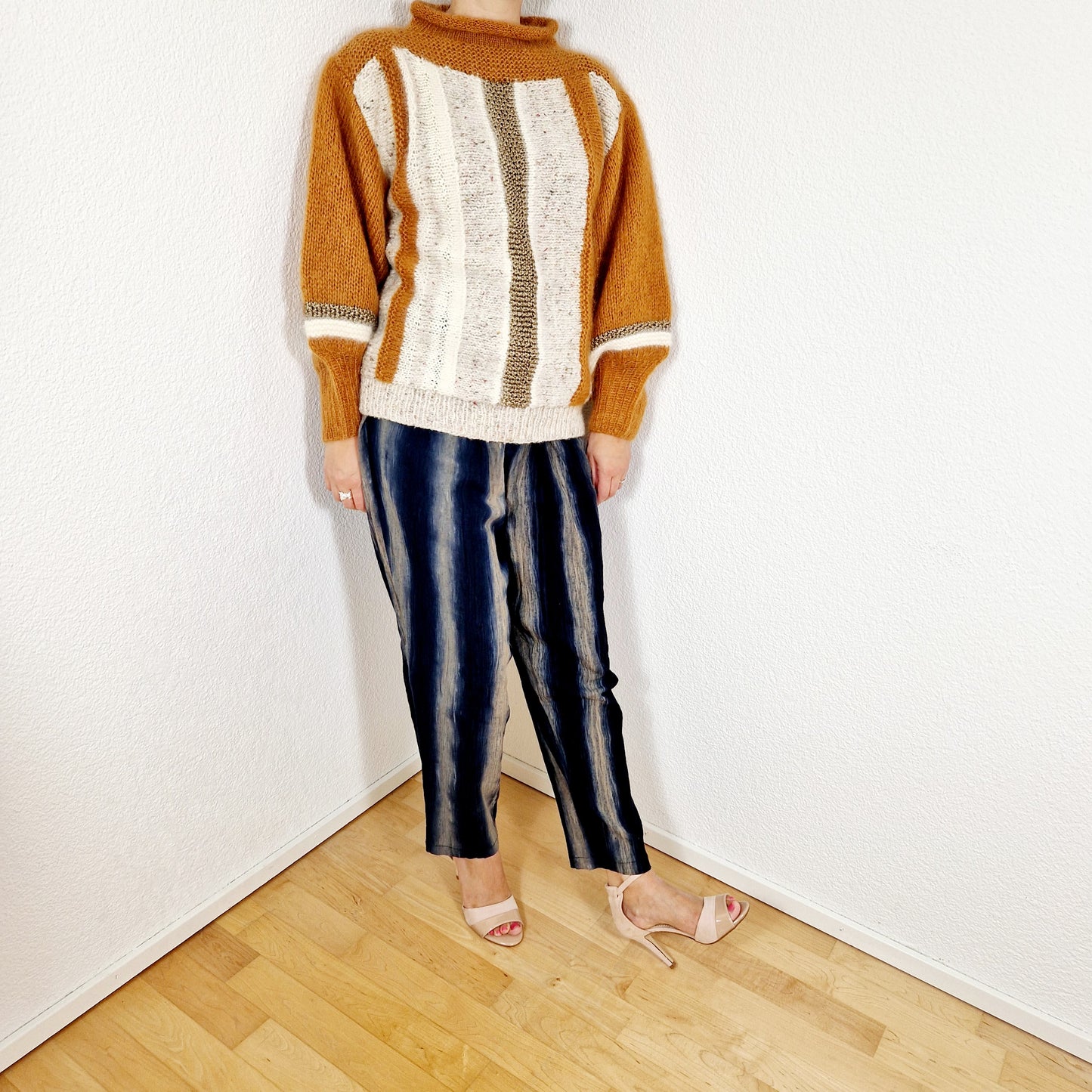 Einzigartige und nachhaltige Vintage Hose mit Streifen. Unique and sustainable vintage trousers with stripes. Model.