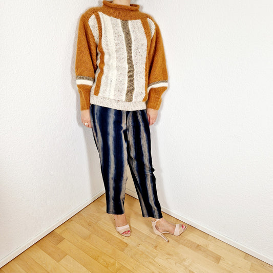 Einzigartige und nachhaltige Vintage Hose mit Streifen. Unique and sustainable vintage trousers with stripes. Model.