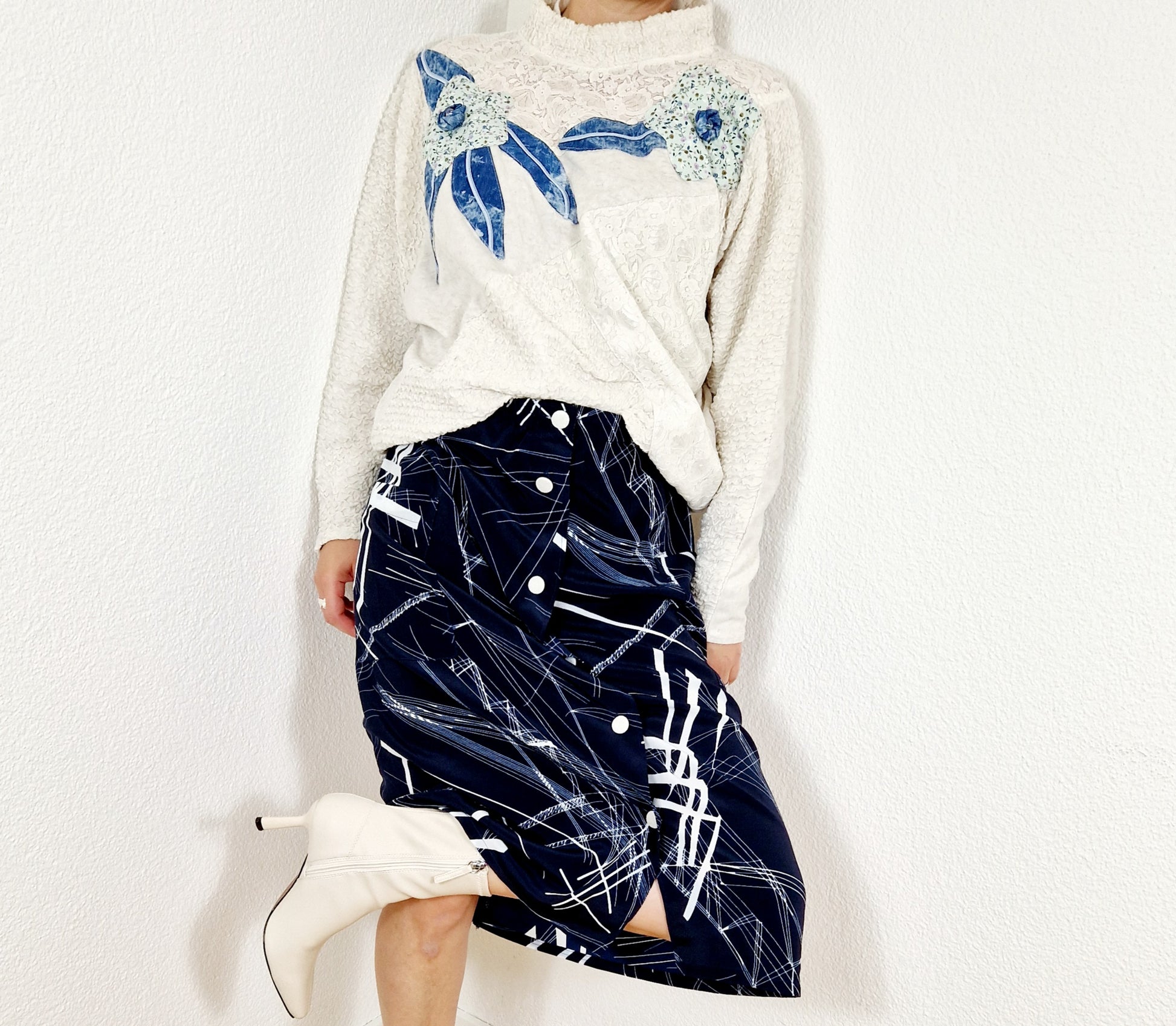 Einzigartiger und nachhaltiger Vintage Rock in blau mit Streifen. Unique and sustainable vintage skirt in blue with stripes. Model.