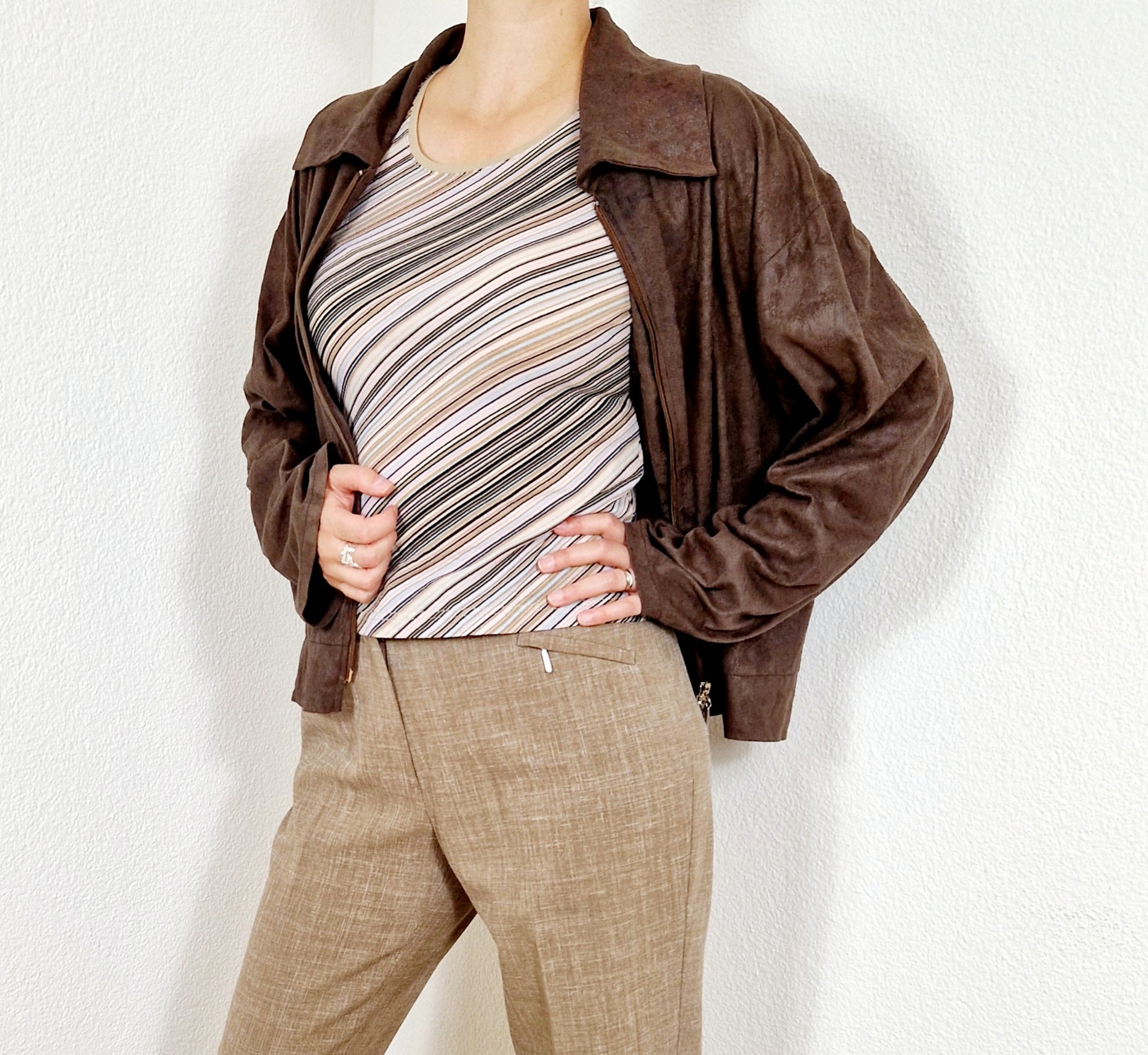 Einzigartiges und nachhaltiges Vintage Shirt mit Streifen. Unique and sustainable vintage shirt with stripes. Model.