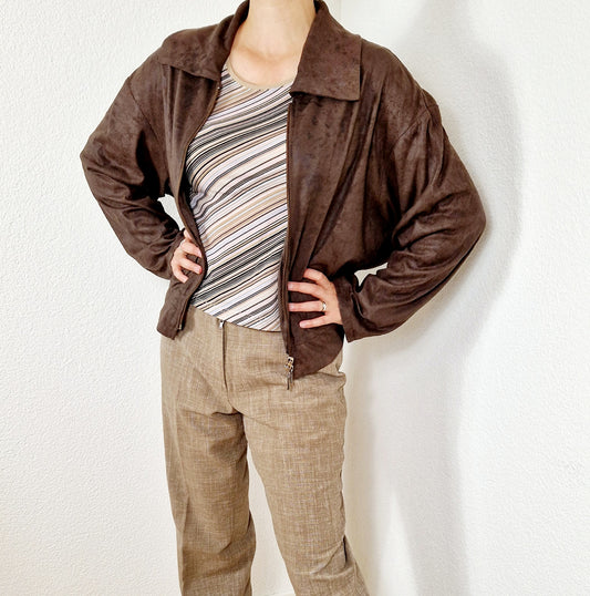 Einzigartige und nachhaltige Vintage Jacke in braun. Unique and sustainable vintage jacket in brown. Model.