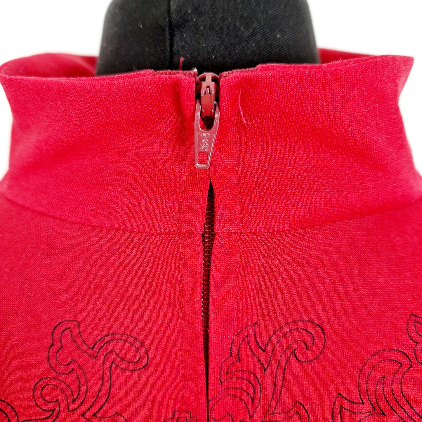 Einzigartiges und nachhaltiges Vintage Kleid in rot mit Rollkragen. Unique and sustainable vintage dress in red with a turtleneck. Zipper.