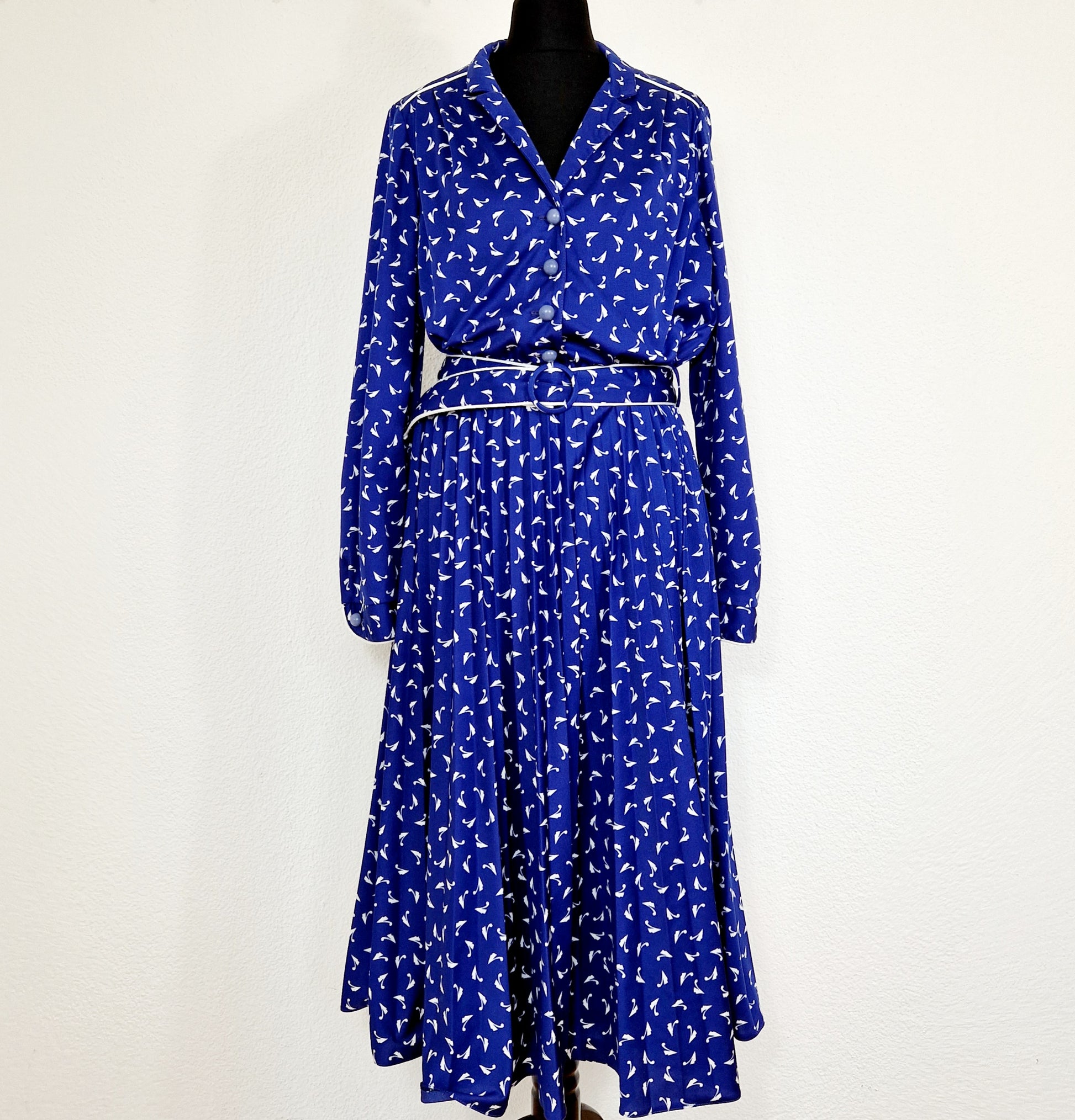 Einzigartiges und nachhaltiges Vintage Kleid in blau-weiss. Unique and sustainable vintage dress in blue-white.Einzigartiges und nachhaltiges Vintage Kleid in blau-weiss. Unique and sustainable vintage dress in blue-white. Front.