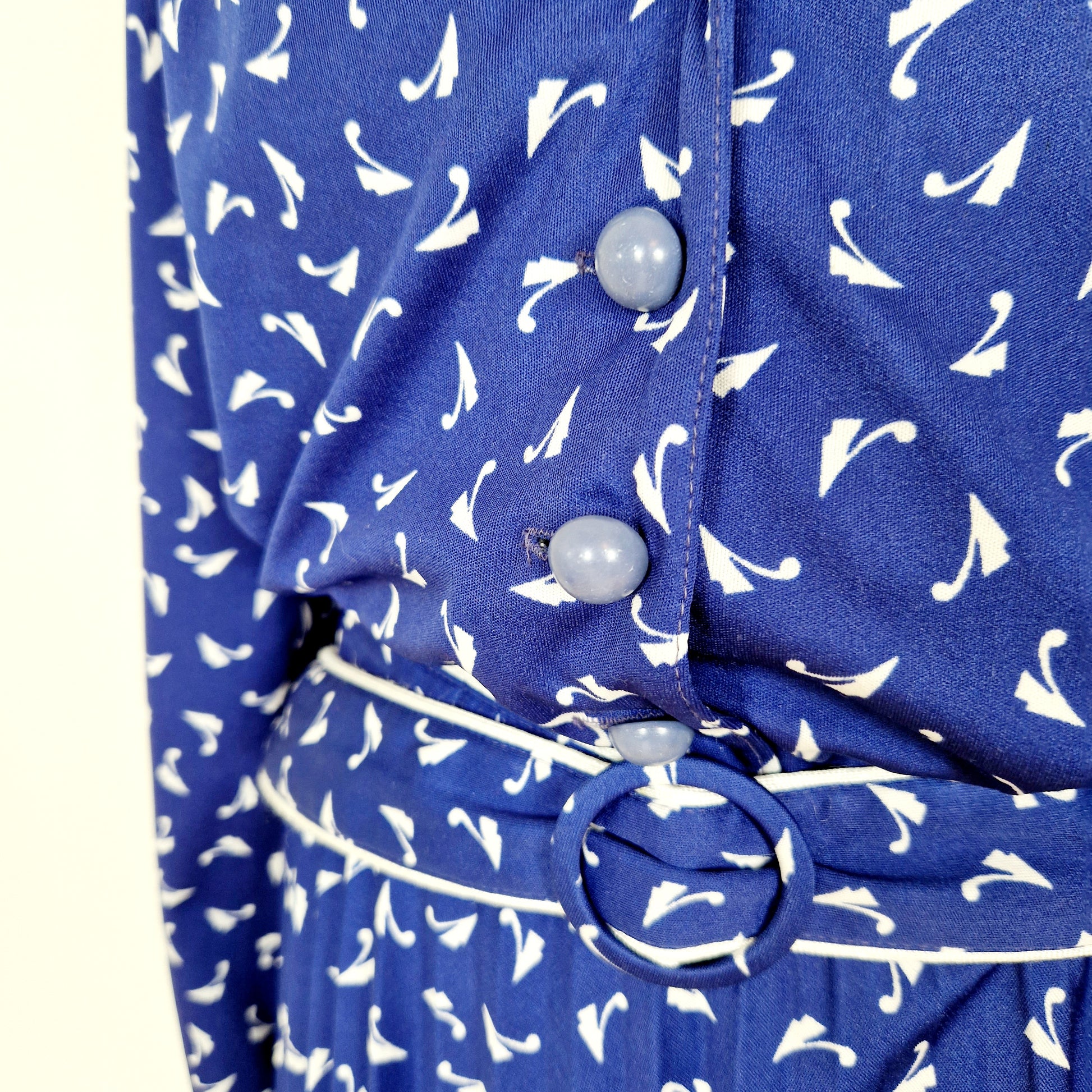 Einzigartiges und nachhaltiges Vintage Kleid in blau-weiss. Unique and sustainable vintage dress in blue-white. Close-up.