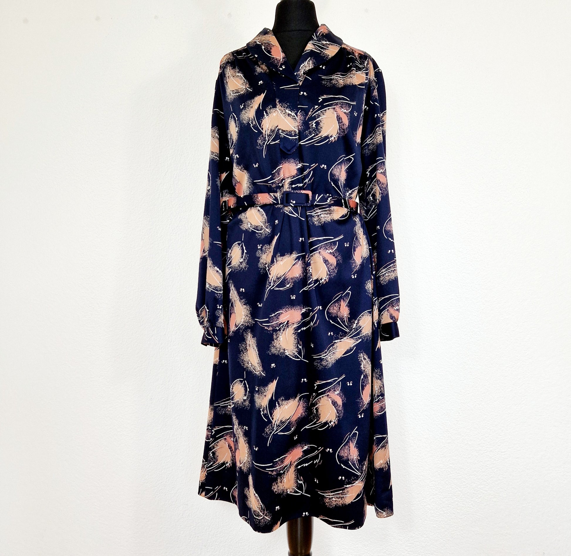 Einzigartiges und nachhaltiges Vintage Kleid in schwarz-beige mit Blättern. Unique and sustainable vintage dress in black-beige with leaves. Front.
