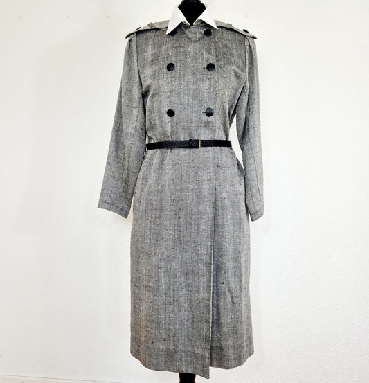 Einzigartiges und nachhaltiges Vintage Kleid in grau mit Gürtel. Unique and sustainable vintage dress in grey with belt. Front.